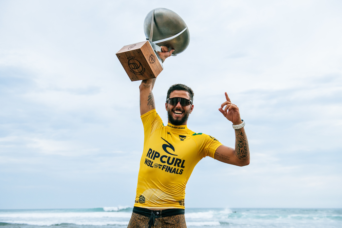 Filipe Toledo vence Italo e é campeão mundial de surfe pela 1ª vez