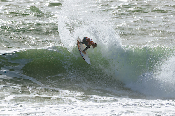 Gabriel Medina é campeão em etapa na Austrália; Tatiana Weston